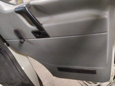 Подиумы Volkswagen Transporter/Caravelle (одинарное пассажирское сидение) под динамик 16 см.