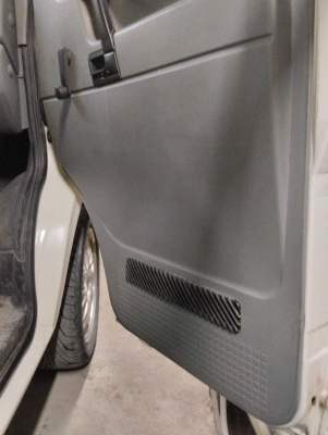 Подиумы Volkswagen Transporter/Caravelle (одинарное пассажирское сидение) под динамик 16 см.